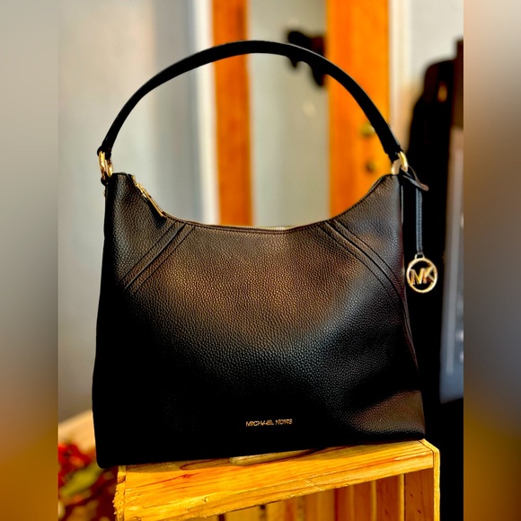 NWT Aria Large Michael Khors Soft Vegan Leather Sholder Bag | BLACK - Picture 1 of 3